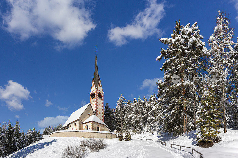 圣雅各教堂在Val Gardena在Dolomites - Chiesa di San Giacomo在南蒂罗尔